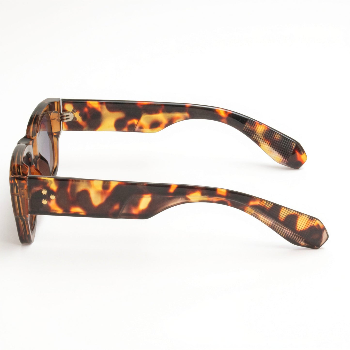 Close-up YAMEIZE Sunglasses Frame Detail Vintage Pattern UV Protected Stylish Eyewear